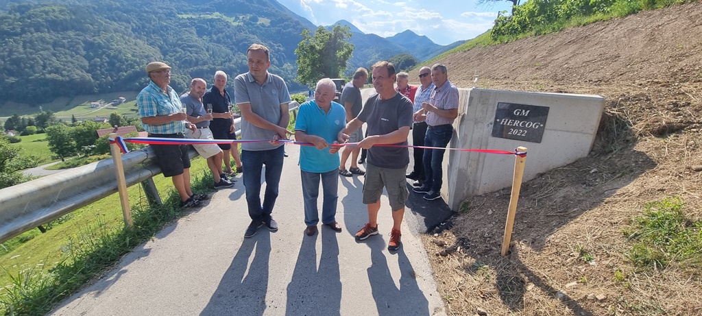 Otvoritev nove škarpe na cesti iz Spodnjega v Zgornji Rifengozd, z leve župan Franc Zdolšek, Alojz Arzenšek in Brane Klavžar